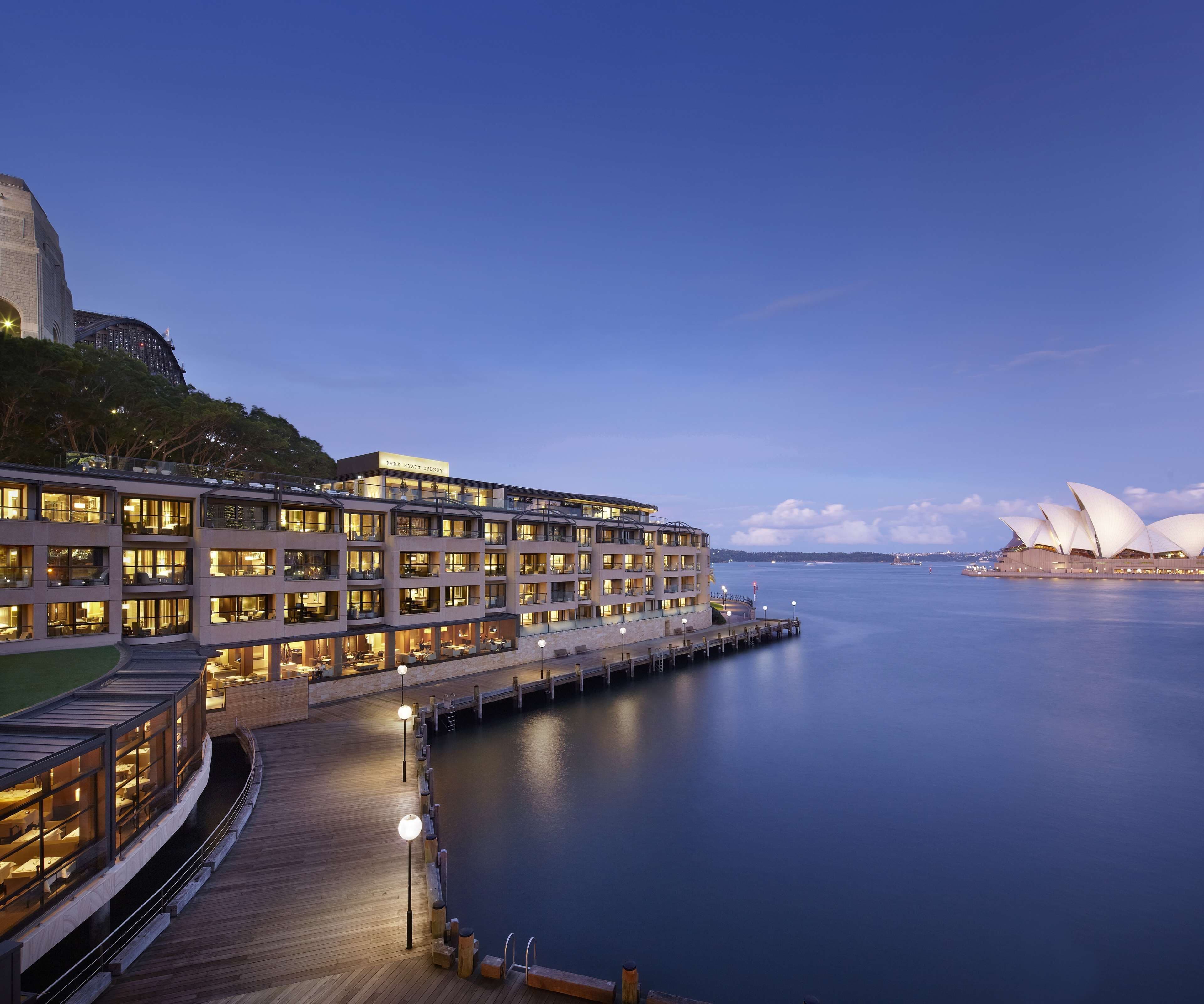 Park Hyatt Sydney facade med Sydney Opera House i baggrunden