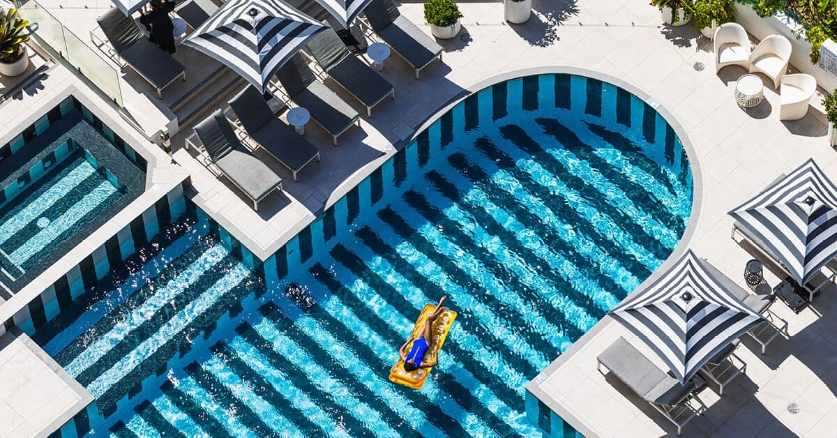 QT Gold Coast pool med DJ booth
