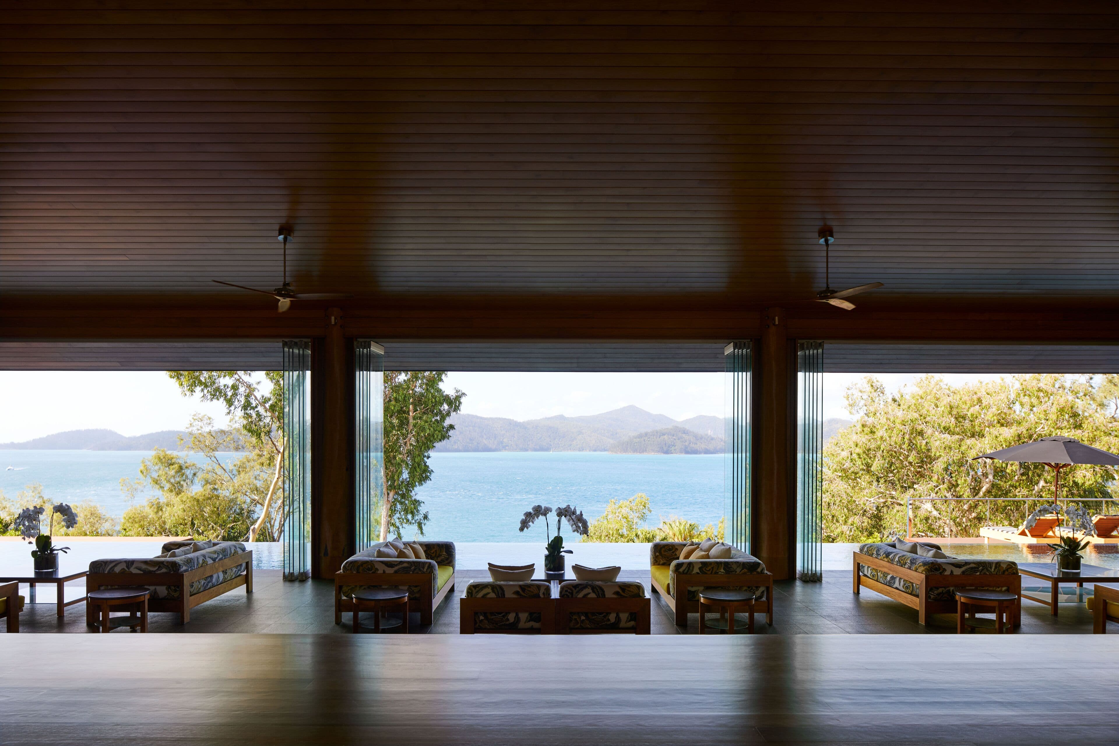 Qualia infinity pool ved solnedgang