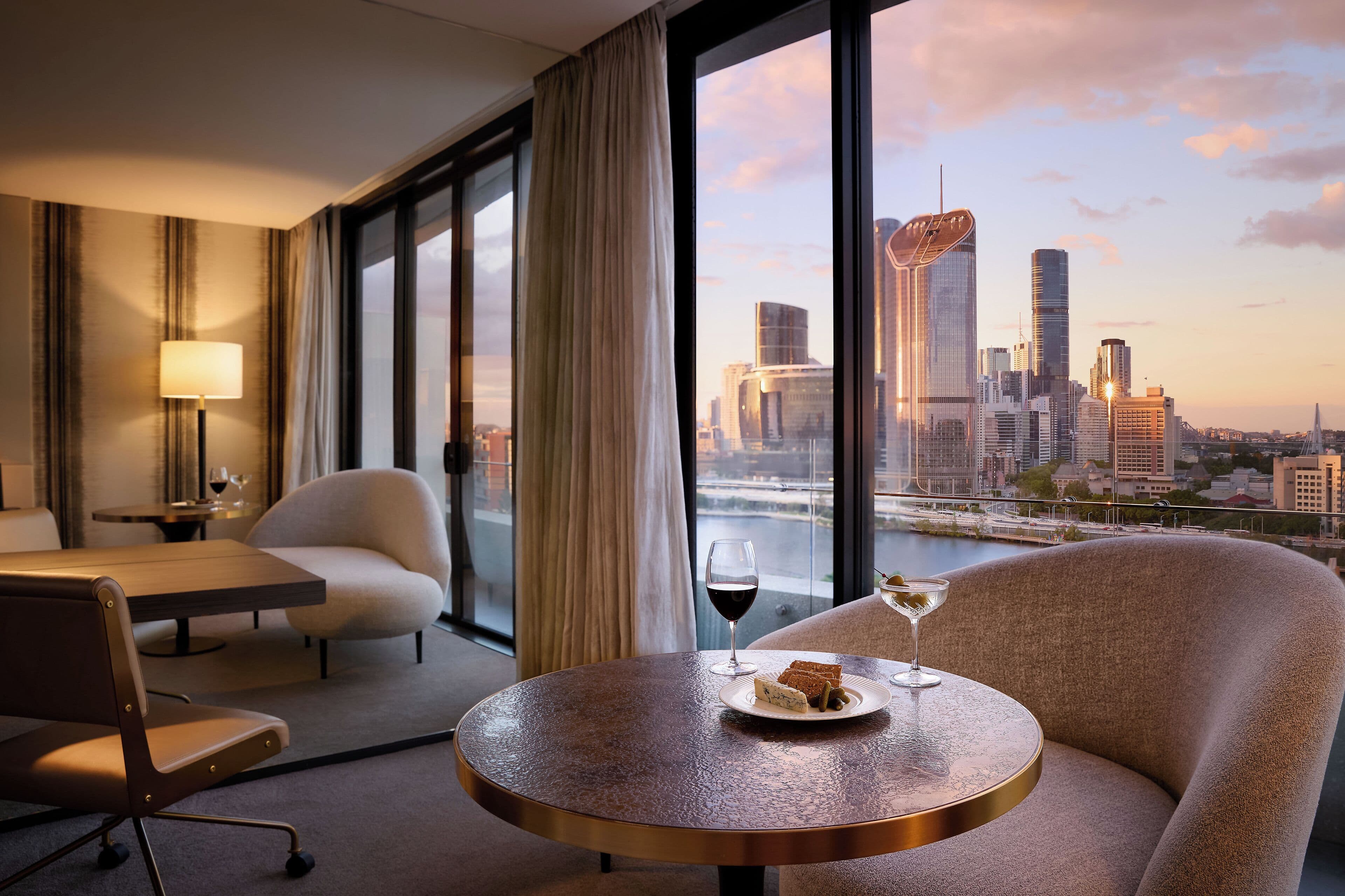 Emporium Hotel rooftop pool med byudsigt